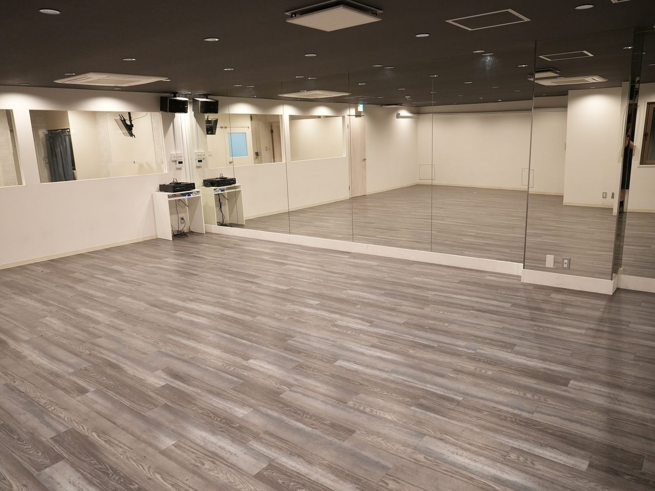 NAL STUDIO レンタルスタジオ内観 — 大型ミラーと音響設備を備えたダンススタジオ
